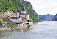 serbia-urged-by-eu-foreign-policy-chief-to-choose-between-west-and-east-2.jpeg