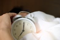 the-health-risks-of-hitting-the-snooze-button-why-many-americans-do-it-2.jpeg